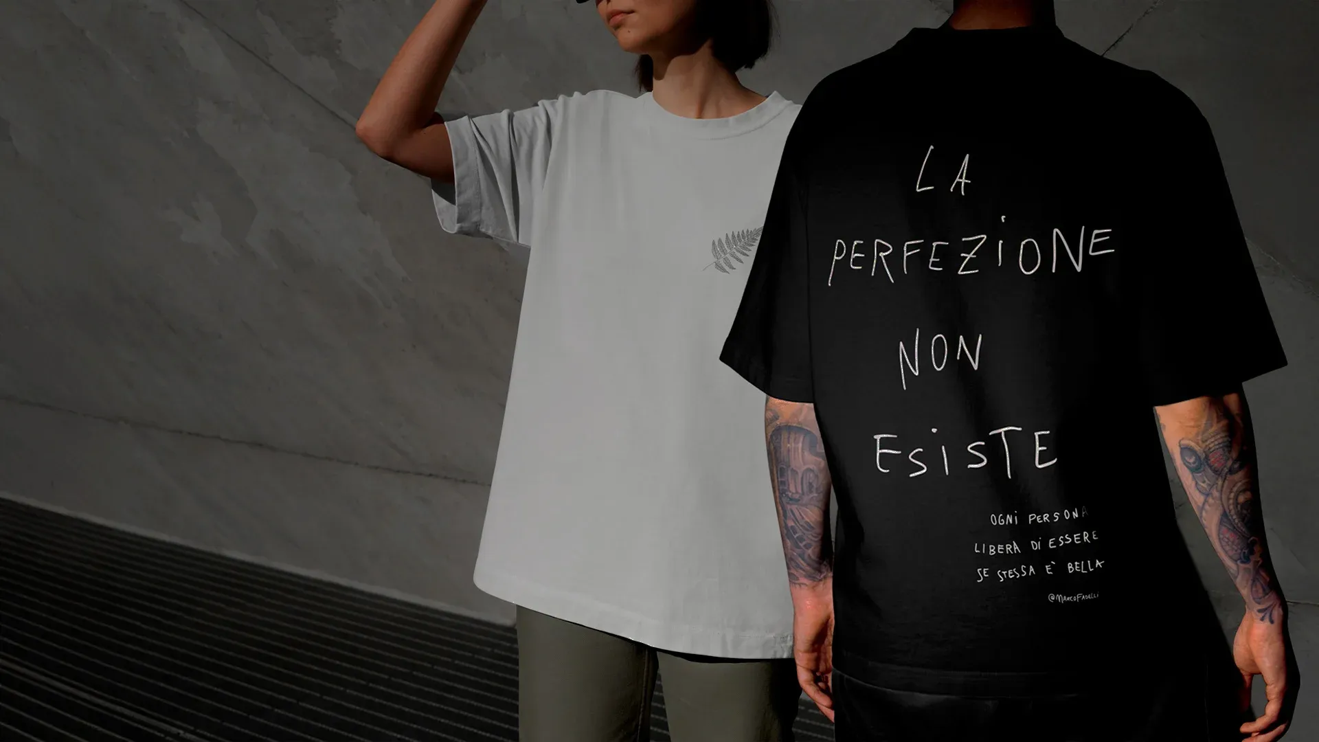 Marco Fadelli - foto con la sua t-shirt in versione nera e bianca e la scritta La perfezione non esiste